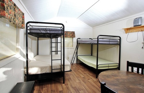 Centre Hall Cabin | Rustic Cabin 72 w/4 Beds