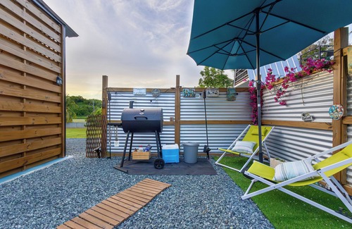 Coto Norte Cabin | Rustic cabin container with AC in charming Manatí for relaxing days