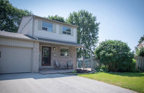 Ajax House | Rustic Charm: A Tranquil Getaway