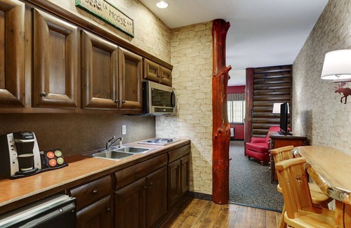 Columbia Hotel | Rustic-Chic Comfort in Columbia with On-site Pool & Outdoor Patio