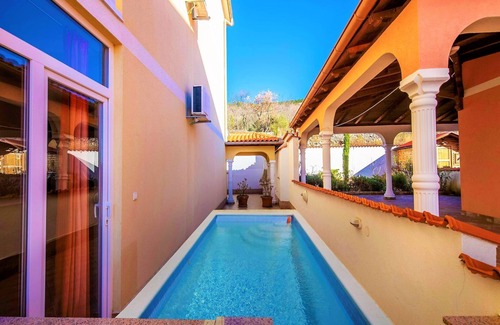 Dramalj Apartment | Rustic Cottage with Pool