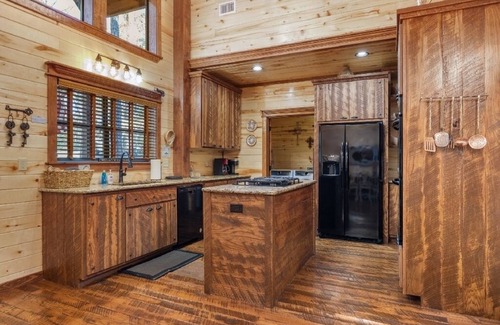 Broken Bow Cabin | Rustic Elegance Meets Luxurious Comforts for Your Ultimate Retreat Experience🌟