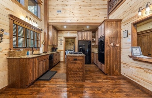 Broken Bow Cabin | Rustic Elegance Meets Luxurious Comforts for Your Ultimate Retreat Experience🌟
