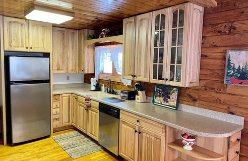 Farmington Cabin | Rustic Fall Cabin w/Hot Tub & Pool Table – Lazy Bear Lodge
