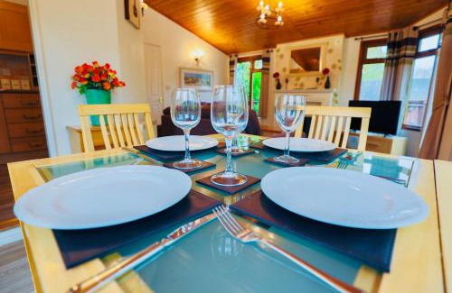 Liverton Villa | Rustic Fawn Lodge with Hot Tub for 4 - Resort Spa in Devon