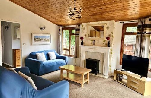 Liverton Villa | Rustic Fawn Lodge with Hot Tub for 4 - Resort Spa in Devon