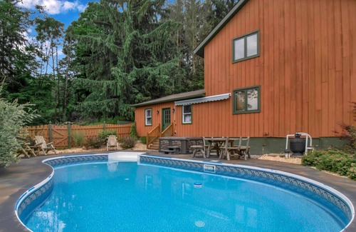 West Valley Ski Chalet | Rustic hillside cabin- hot tub & spectacular views