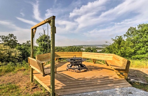 Waveland House | Rustic Lamar Cabin with Deck and Private Hot Tub