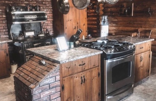 Alberta Cabin | Rustic Log Cabin - Nestled in the trees perfect for privacy. A retreat awaits :)