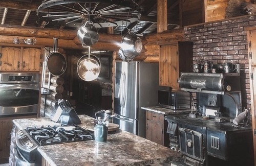 Alberta Cabin | Rustic Log Cabin - Nestled in the trees perfect for privacy. A retreat awaits :)