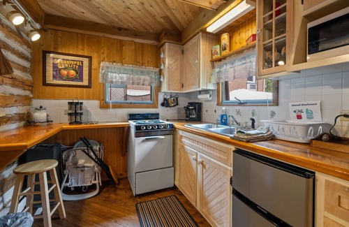 Ephraim Cabin | Rustic Log Cabin! Romantic, Cozy, Quiet!
