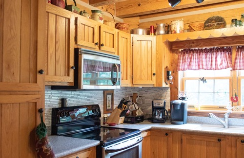 Luray House | Rustic Log Lodge Overlooking Water and Mountain Views