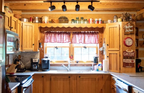 Luray House | Rustic Log Lodge Overlooking Water and Mountain Views