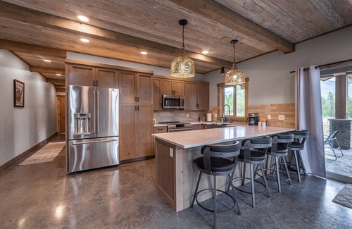 Coram Condo | Rustic Luxury Condo 2bed/2bath Private Hot Tub-Just minutes from Glacier 4-1