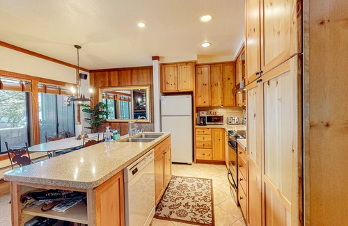 Olympic Valley House | Rustic mountain view condo w/full kitchen - walk to lifts