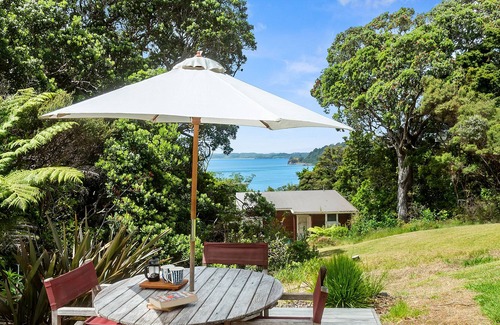 Leigh House | RUSTIC RESET ON THE GRID - MATHESON BAY HOLIDAY HOME in Mathesons Bay