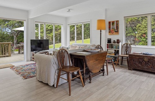 Leigh House | RUSTIC RESET ON THE GRID - MATHESON BAY HOLIDAY HOME in Mathesons Bay