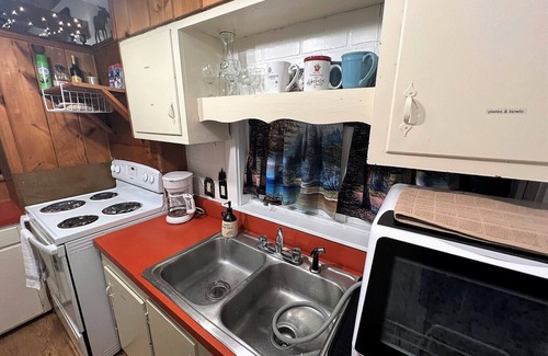 Plymouth Apartment | Rustic Retreat 3 min Walk From Main St Plymouth