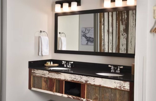 Broken Arrow Hotel | Rustic Retreat: Discover Spacious Lodging & Cozy Hospitality | 2 Units