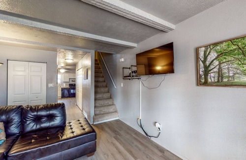 Simonton Lake House | Rustic Retreat Near Lake w/ Well-Equipped Kitchen