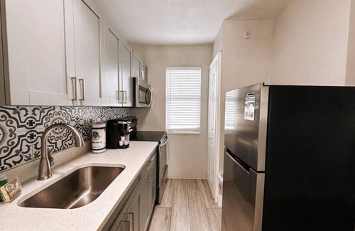 Poinciana Park Apartment | Rustic Retreats 6: Beachy 1BR in the heart of Fort Lauderdale