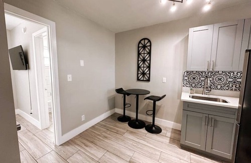 Poinciana Park Apartment | Rustic Retreats 6: Beachy 1BR in the heart of Fort Lauderdale