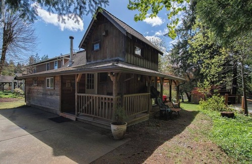Courtenay Cabin | Rustic riverside cabin with easy access to town, trails and Mt Washington