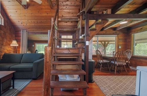 Courtenay Cabin | Rustic riverside cabin with easy access to town, trails and Mt Washington