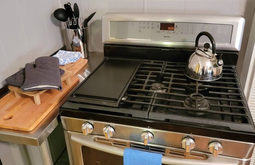 Riverwest Apartment | Rustic Riverwest 2-Bedroom Apartment. Conveniently on Locust, 1mi to UW Milw.