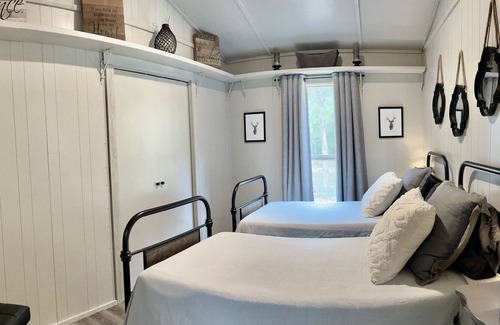 Chappell Hill Cabin | Rustic Star Hideaway - Cozy Cabin in Chappell Hill, TX