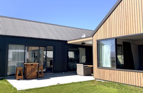 Lake Tekapo House | Rustic & Stylish with Mountain & Lake Views