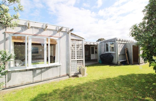 Whangapoua Cabin | Rustic Sunny Whangapoua Cabins
