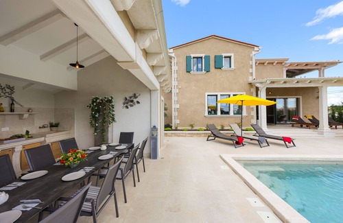 Kringa Villa | Rustic Villa Jakob with pool in Tinjan