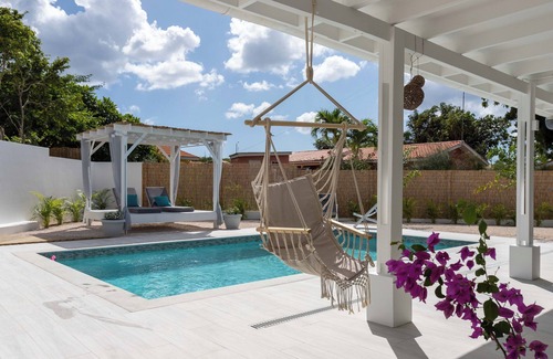 Grote Berg Villa | Rustig gelegen gezellig vakantie huis, volledig omheinde tuin met privézwembad.