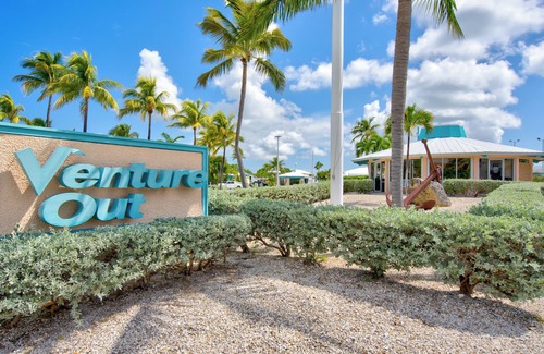 Cudjoe Key RV Rental | RV Lot 609, 69' Long, 40'Seawall