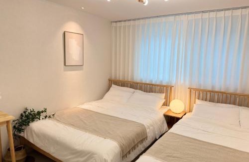 Seokchon-dong House | Rym Stay, Cozy 2BR, 3 Beds with Kitchen near Lotte Tower