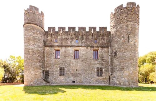 Castelnau-Valence Apartment | Séjour de Rêve au Château