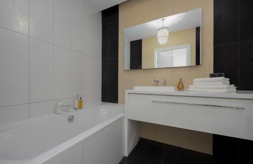 Muranow Apartment | Słomińskiego by Solarento