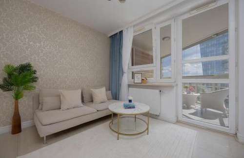 Muranow Apartment | Słomińskiego by Solarento
