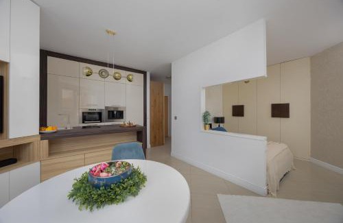 Muranow Apartment | Słomińskiego by Solarento
