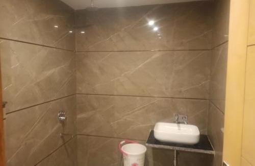 Paharganj Hotel | S R M Hotel Grand Shiva Just a Minute Away From New Delhi Railway Station and V F S Sivaji Stadium Metro Station