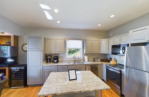 Snowshoe Cabin | S Westridge View Cabin w/Hot Tub & Resort Shuttle