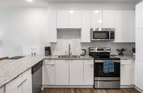 Midtown Apartment | (S1BF) Rare Find - Bright and Modern 1-BR w/Free Parking