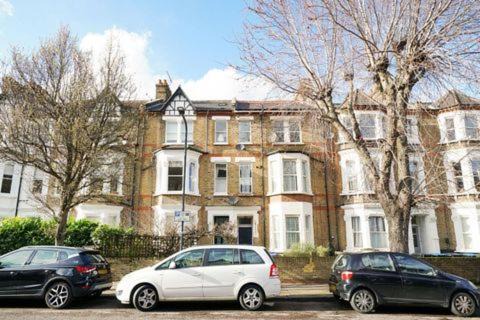 Kilburn Apartment | S5 Full Studio In Central Kilburn London With Kitchen Zone 2