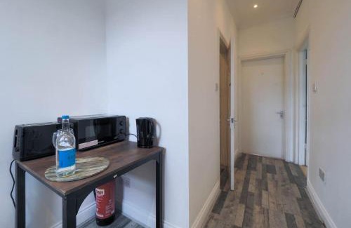 Kilburn Apartment | S5 Full Studio In Central Kilburn London With Kitchen Zone 2