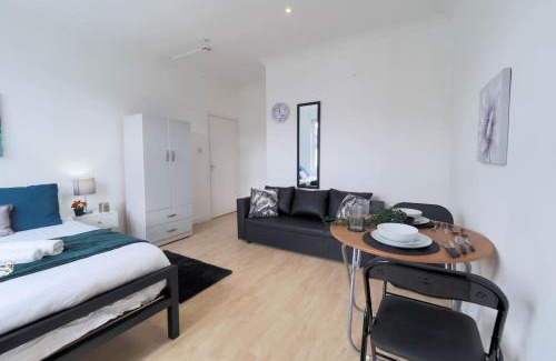 Kilburn Apartment | S5 Full Studio In Central Kilburn London With Kitchen Zone 2