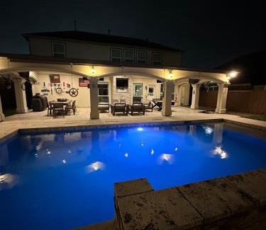 Houston House | Saddle n Spurs BNB, 25 minutes to downtown, pool, fire pit, grill