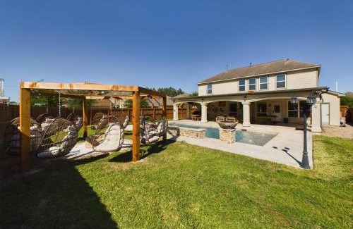 Houston House | Saddle n Spurs BNB, 25 minutes to downtown, pool, fire pit, grill
