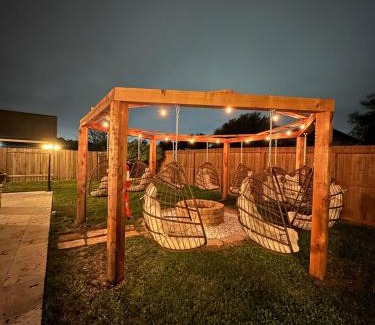 Houston House | Saddle n Spurs BNB, 25 minutes to downtown, pool, fire pit, grill