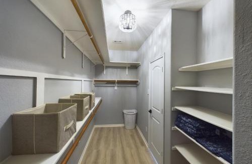 Houston House | Saddle n Spurs BNB, 25 minutes to downtown, pool, fire pit, grill